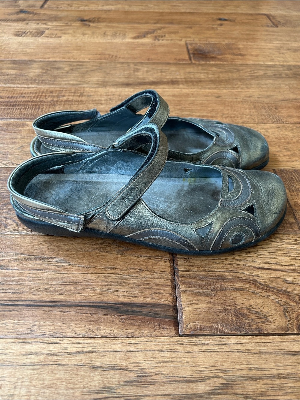 Naot Rongo Slingback Mary Jane Flats Comfort Shoes Metallic Leather Size 42 - Picture 10 of 10